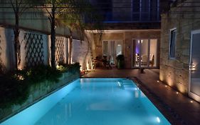 The Luxury Home - Next To Airport!